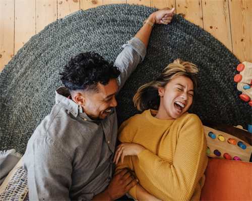 “孕八周开始流褐色分泌物是否正常？孕34周有褐色分泌物是否正常？”